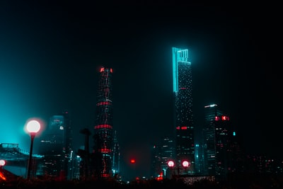 高层建筑在夜间
